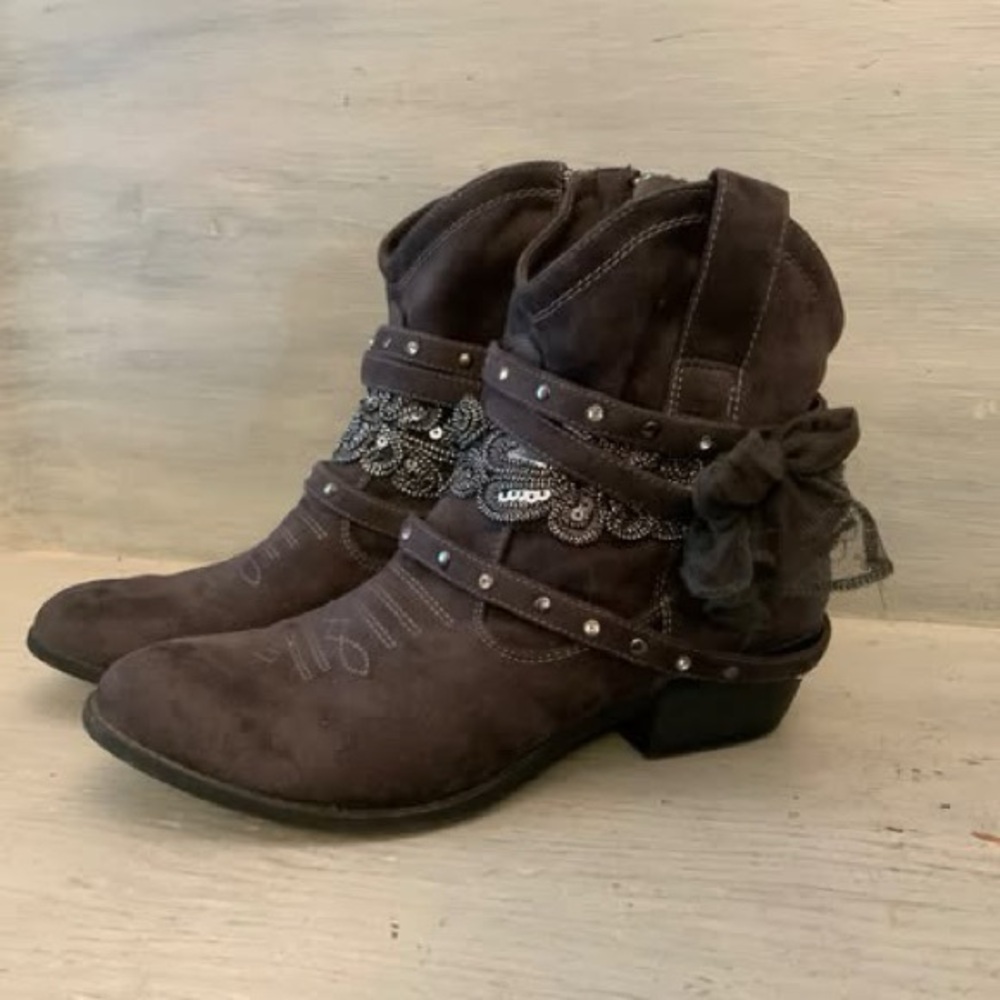 Not Rated Fancy Grey Faux Leather Western Style Ankle Boot Size‎ 9 GC - Picture 2 of 9